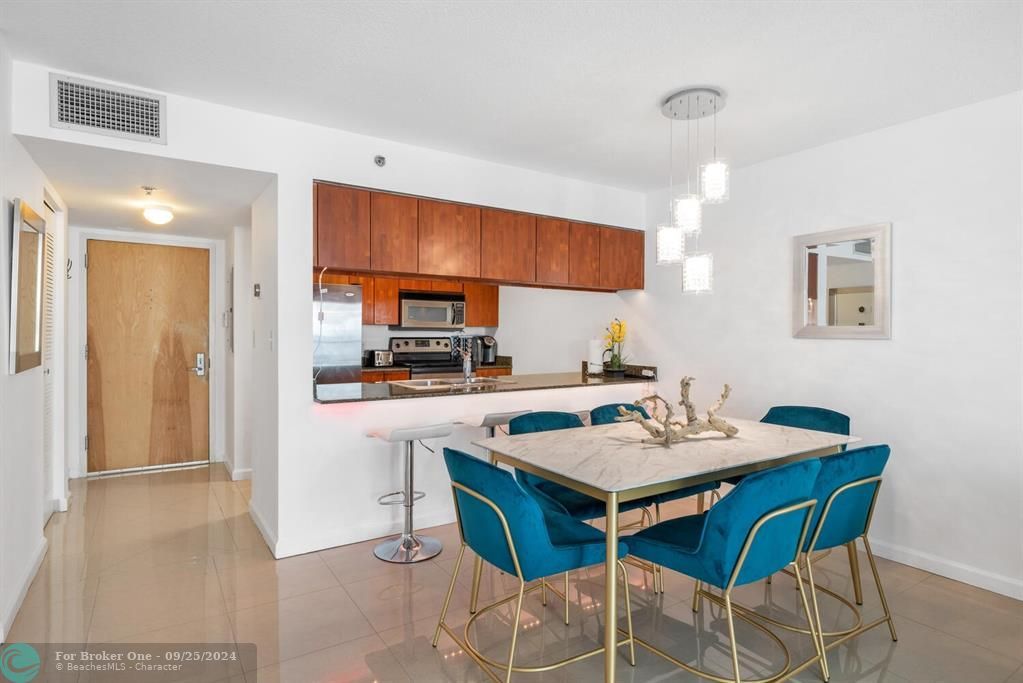 For Sale: $549,000 (1 beds, 1 baths, 818 Square Feet)