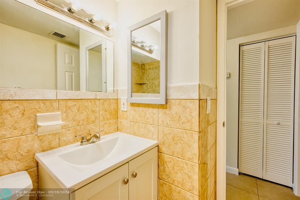 Active With Contract: $2,100 (2 beds, 1 baths, 750 Square Feet)