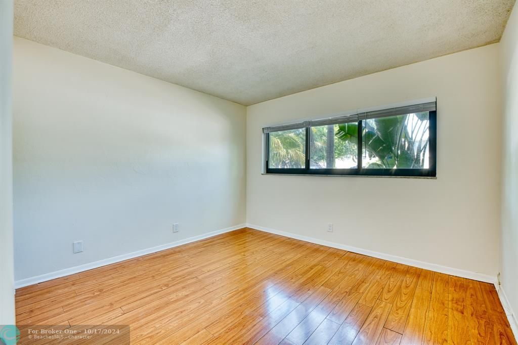 Active With Contract: $2,100 (2 beds, 1 baths, 750 Square Feet)