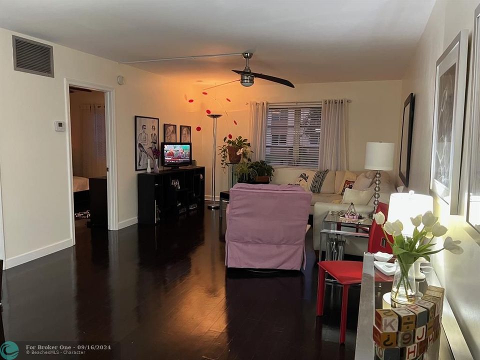 For Sale: $169,900 (1 beds, 1 baths, 750 Square Feet)