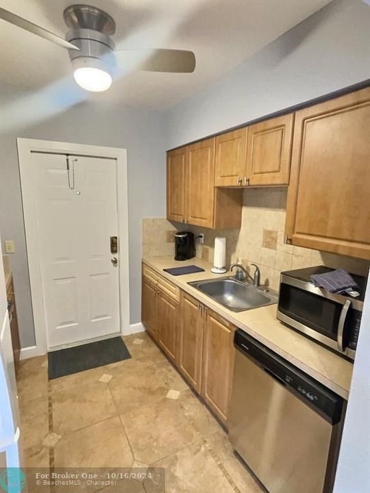 Active With Contract: $237,000 (2 beds, 1 baths, 842 Square Feet)