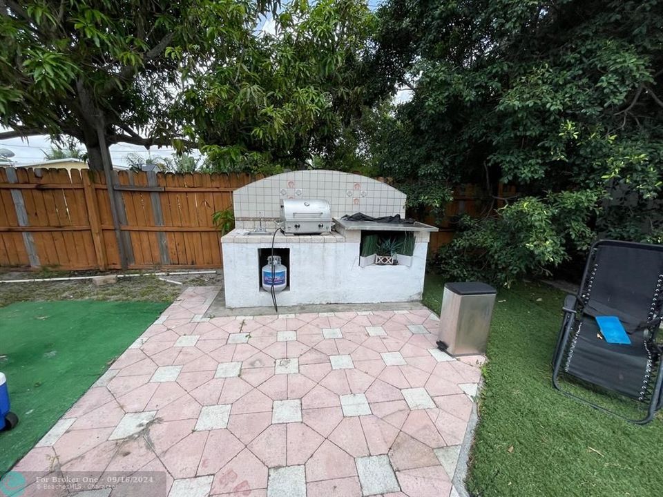 For Sale: $575,000 (4 beds, 2 baths, 1481 Square Feet)