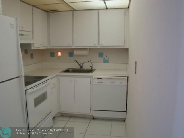 For Rent: $1,800 (1 beds, 1 baths, 700 Square Feet)