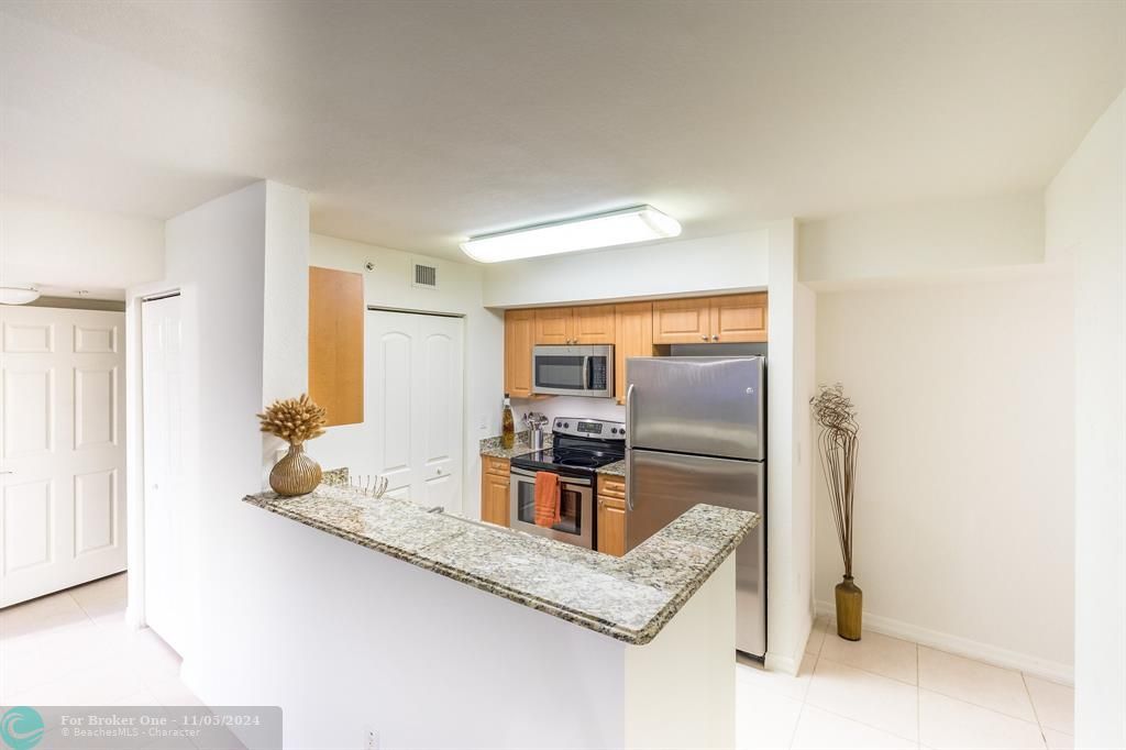 For Sale: $259,000 (2 beds, 2 baths, 904 Square Feet)