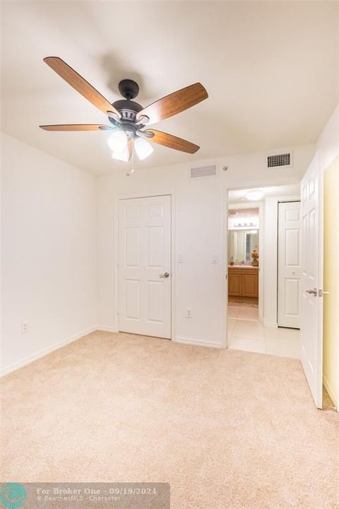 For Sale: $259,000 (2 beds, 2 baths, 904 Square Feet)