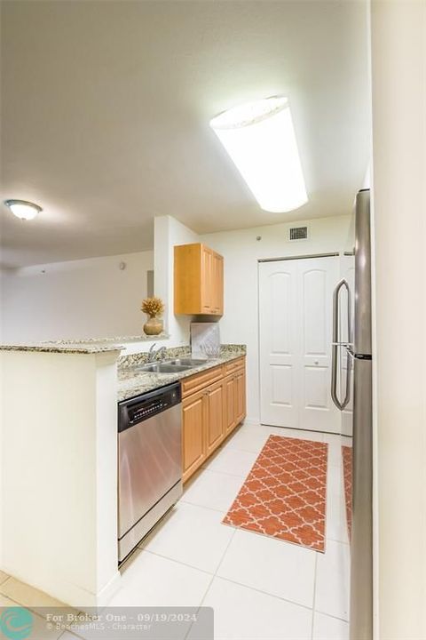 For Sale: $259,000 (2 beds, 2 baths, 904 Square Feet)