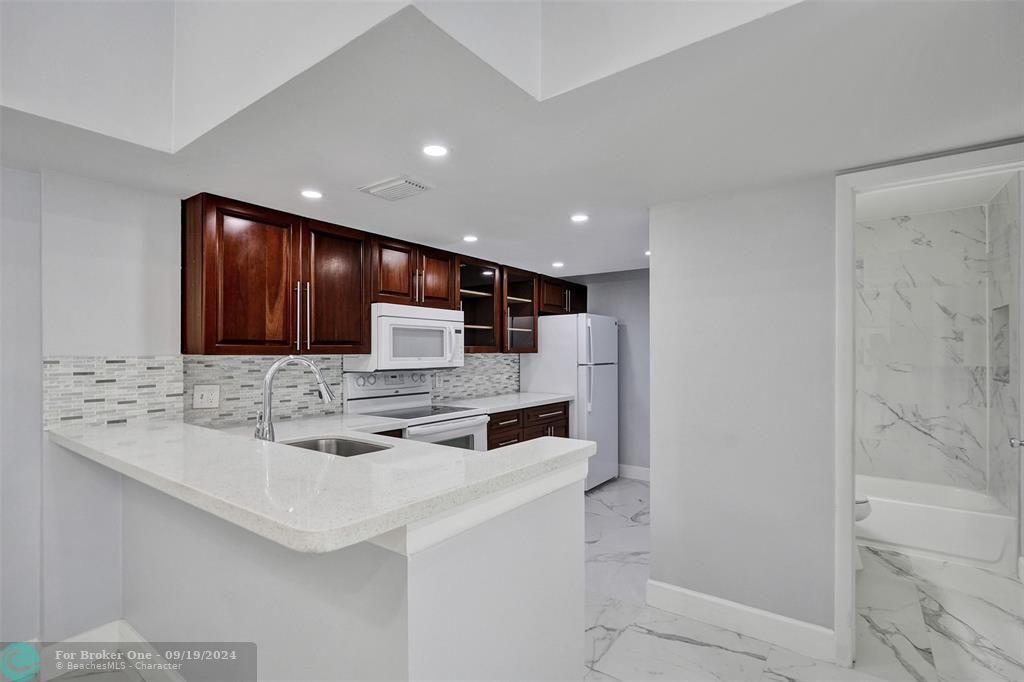 Active With Contract: $2,195 (2 beds, 2 baths, 965 Square Feet)