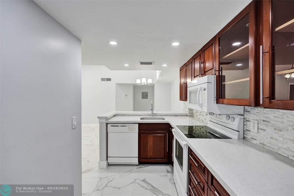 Active With Contract: $2,195 (2 beds, 2 baths, 965 Square Feet)