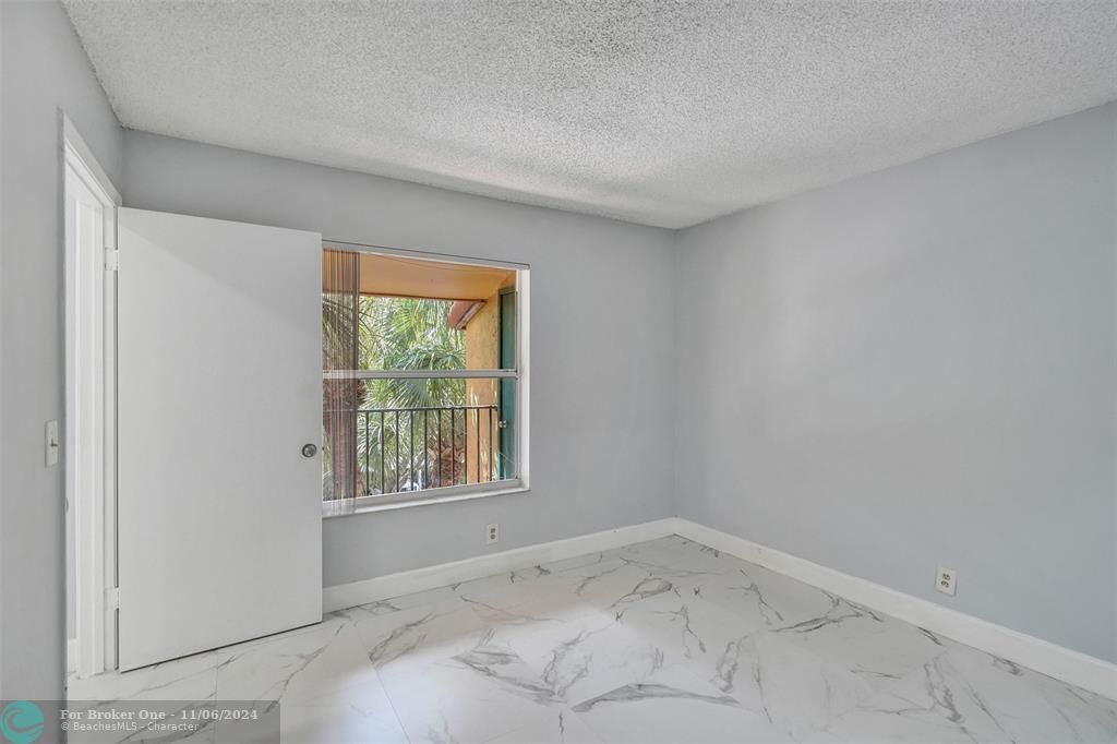 Active With Contract: $2,195 (2 beds, 2 baths, 965 Square Feet)