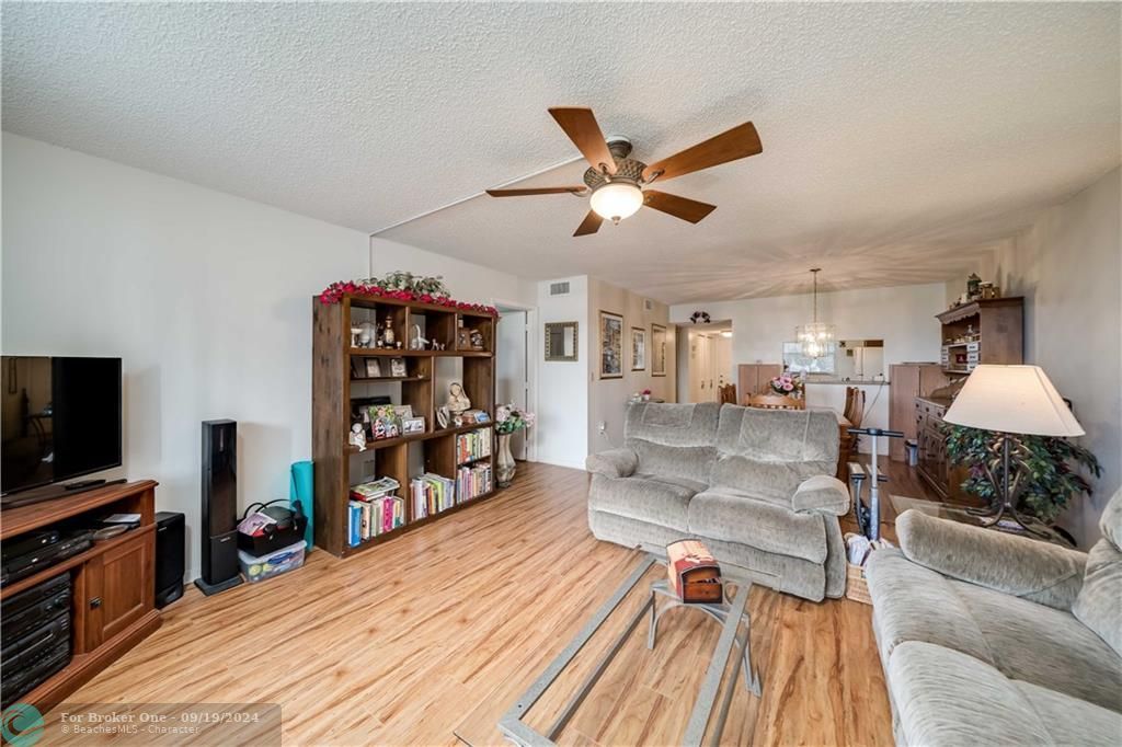 For Sale: $184,999 (2 beds, 2 baths, 1220 Square Feet)