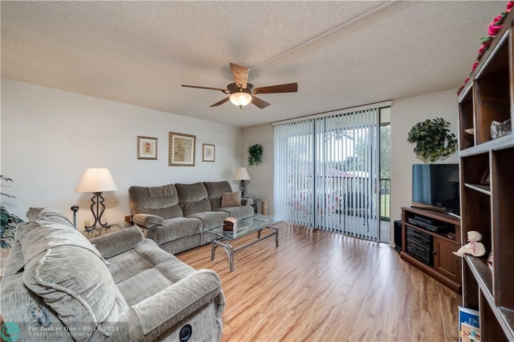 For Sale: $184,999 (2 beds, 2 baths, 1220 Square Feet)