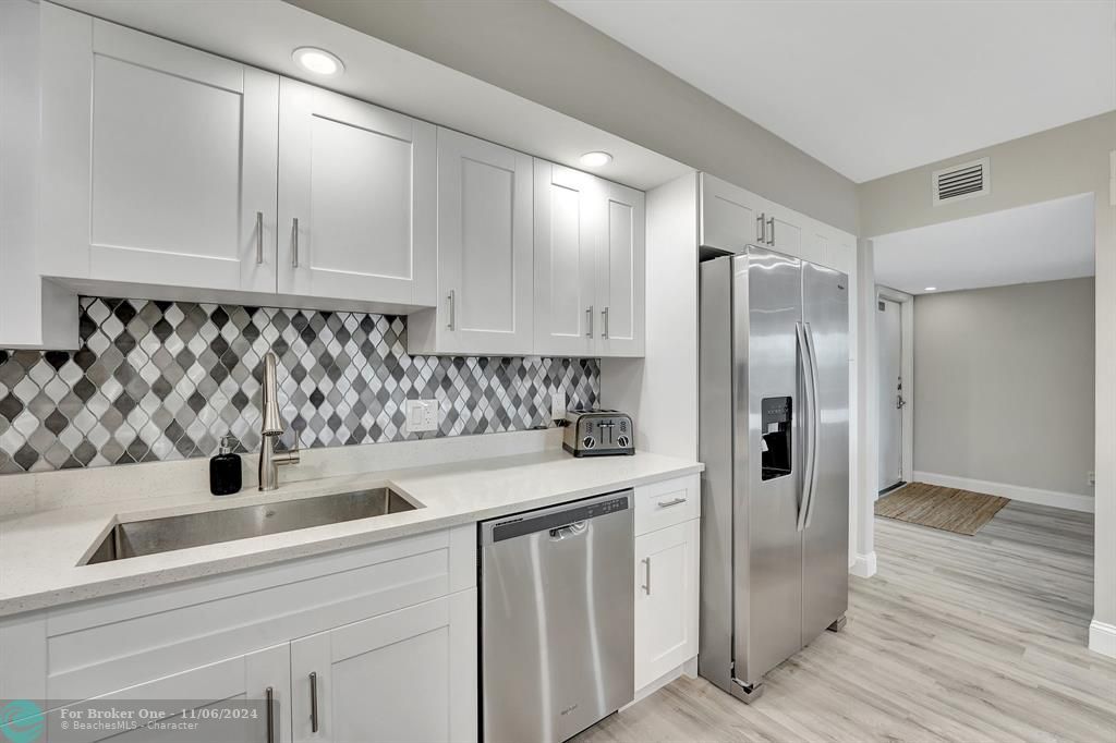 Active With Contract: $435,000 (3 beds, 2 baths, 1710 Square Feet)