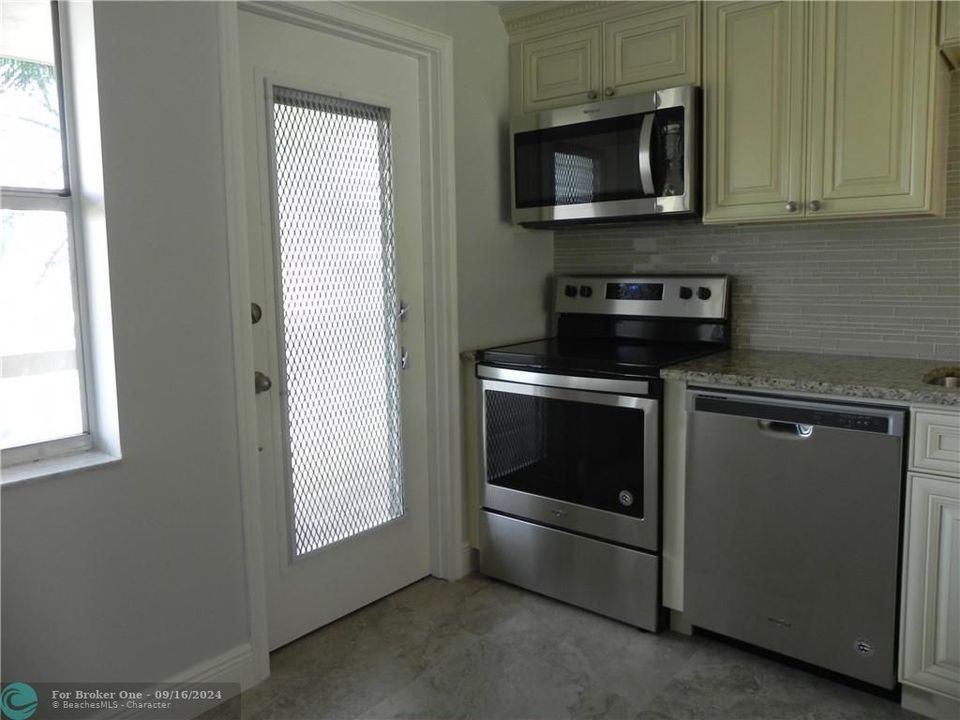 For Sale: $155,000 (1 beds, 1 baths, 775 Square Feet)