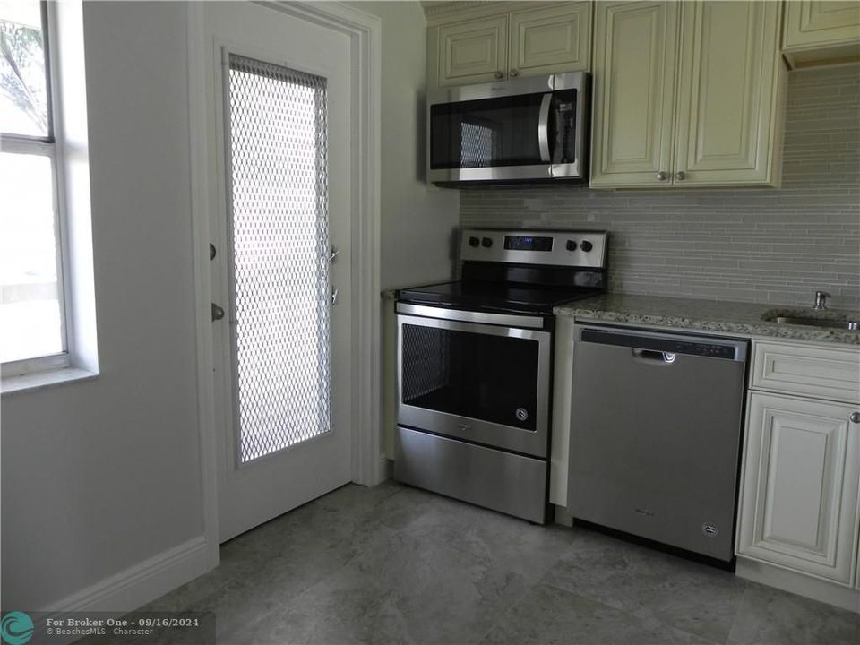 For Sale: $155,000 (1 beds, 1 baths, 775 Square Feet)