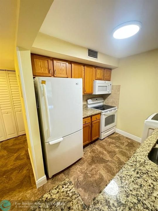 For Sale: $176,000 (2 beds, 1 baths, 820 Square Feet)