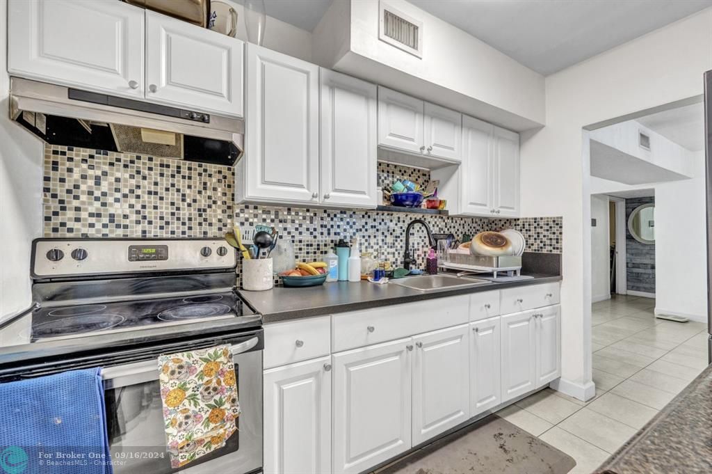 For Sale: $449,990 (3 beds, 1 baths, 1061 Square Feet)