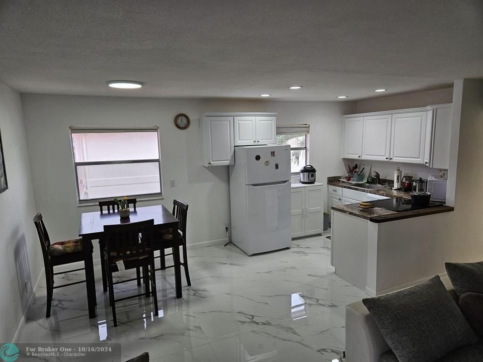 Active With Contract: $1,500 (2 beds, 2 baths, 883 Square Feet)