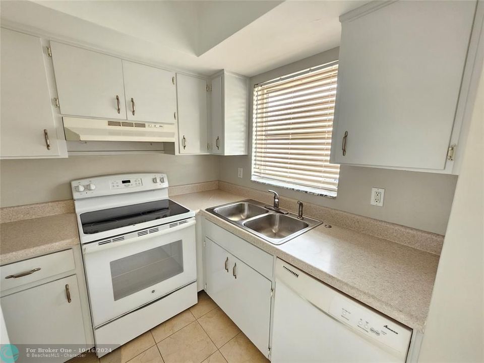 For Sale: $2,000 (2 beds, 1 baths, 700 Square Feet)