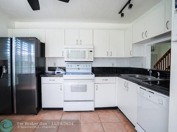 Active With Contract: $430,000 (3 beds, 2 baths, 1428 Square Feet)