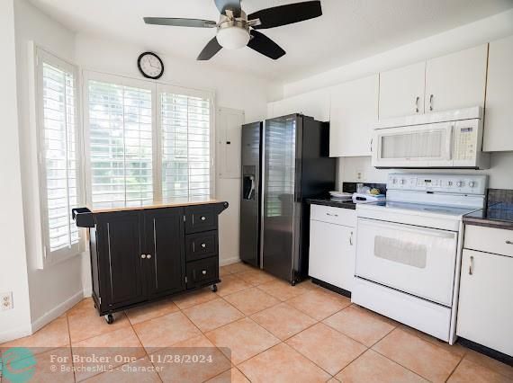 Active With Contract: $430,000 (3 beds, 2 baths, 1428 Square Feet)