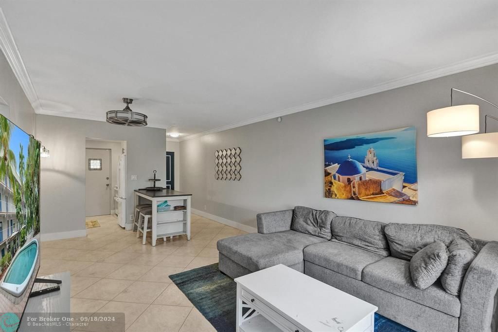 Active With Contract: $2,100 (2 beds, 2 baths, 1000 Square Feet)