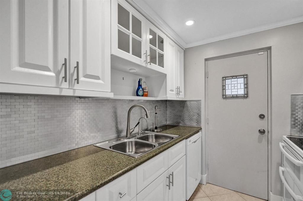 Active With Contract: $2,100 (2 beds, 2 baths, 1000 Square Feet)