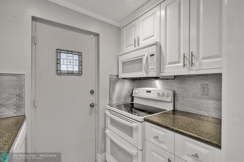 Active With Contract: $2,100 (2 beds, 2 baths, 1000 Square Feet)