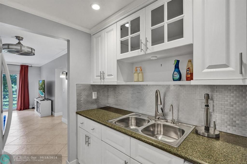 Active With Contract: $2,100 (2 beds, 2 baths, 1000 Square Feet)