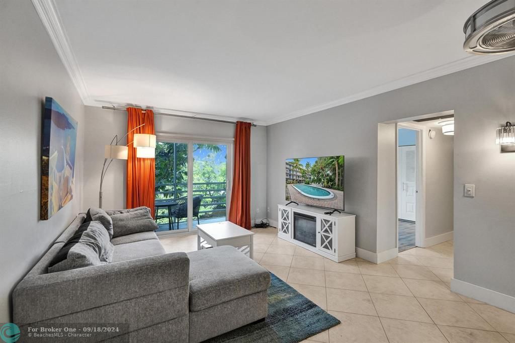 Active With Contract: $2,100 (2 beds, 2 baths, 1000 Square Feet)