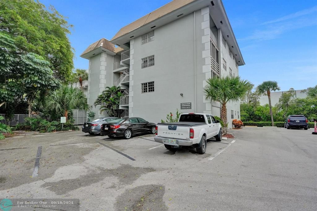 Active With Contract: $2,100 (2 beds, 2 baths, 1000 Square Feet)