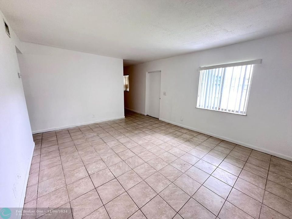 Active With Contract: $1,550 (2 beds, 1 baths, 734 Square Feet)