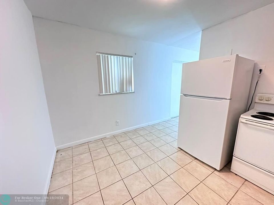 Active With Contract: $1,550 (2 beds, 1 baths, 734 Square Feet)