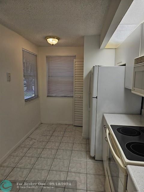 For Rent: $1,800 (1 beds, 1 baths, 889 Square Feet)