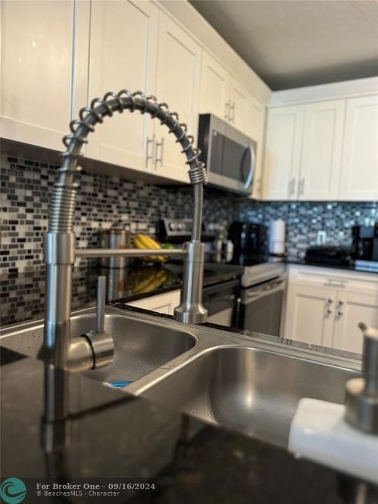 For Sale: $294,900 (2 beds, 2 baths, 1068 Square Feet)