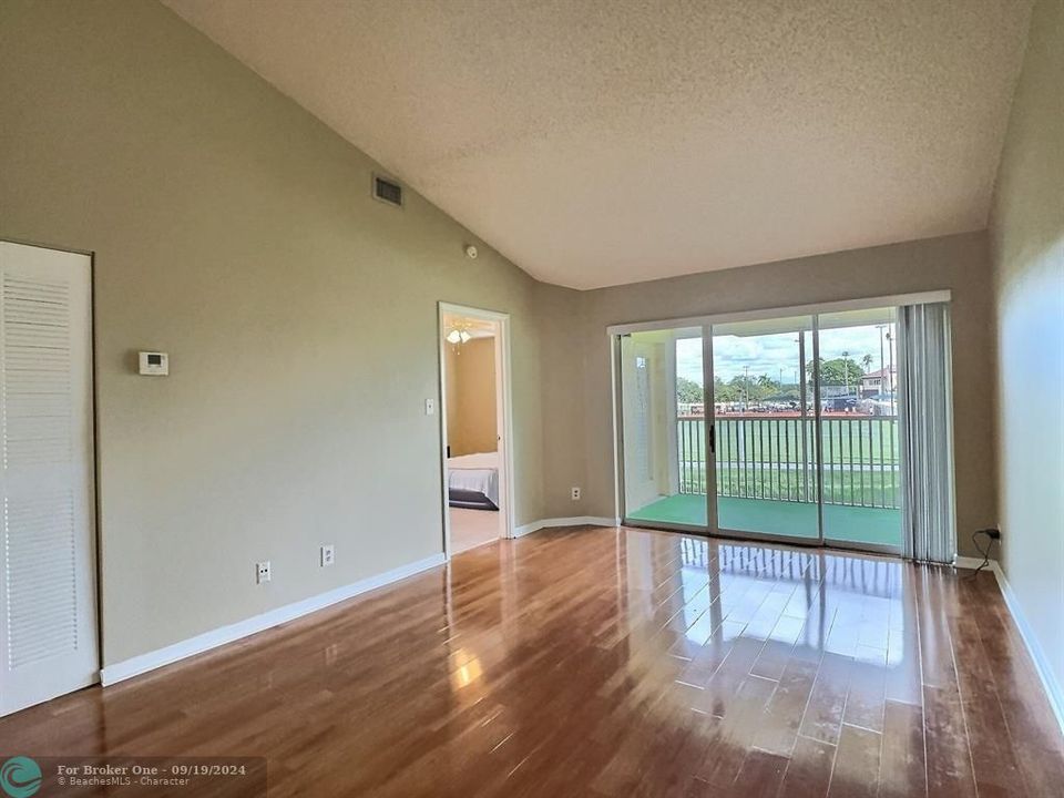 For Sale: $255,000 (2 beds, 2 baths, 1044 Square Feet)