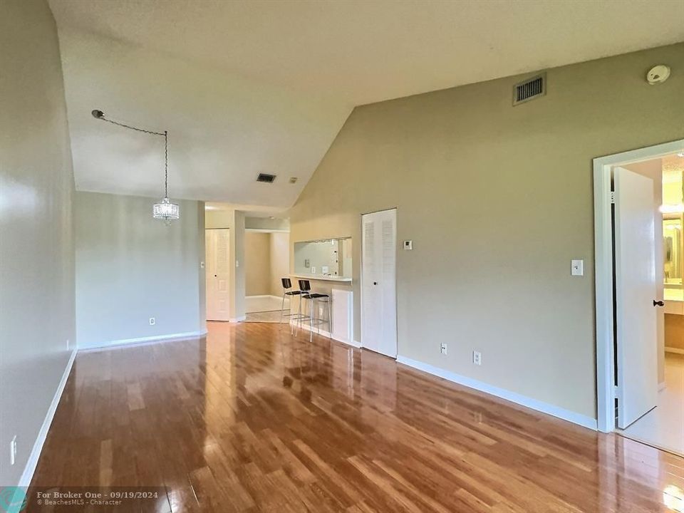 For Sale: $255,000 (2 beds, 2 baths, 1044 Square Feet)