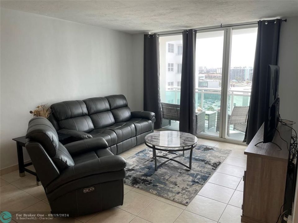 For Rent: $2,500 (1 beds, 1 baths, 872 Square Feet)