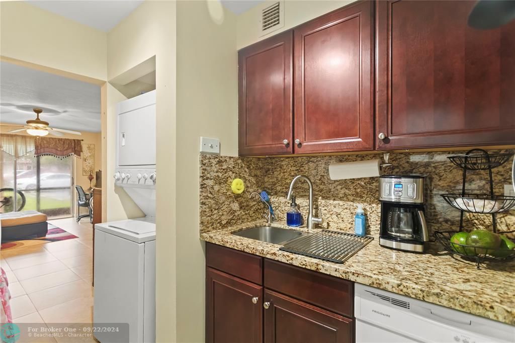 For Sale: $151,000 (1 beds, 1 baths, 690 Square Feet)