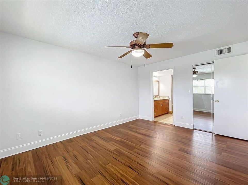 For Sale: $219,000 (2 beds, 2 baths, 965 Square Feet)