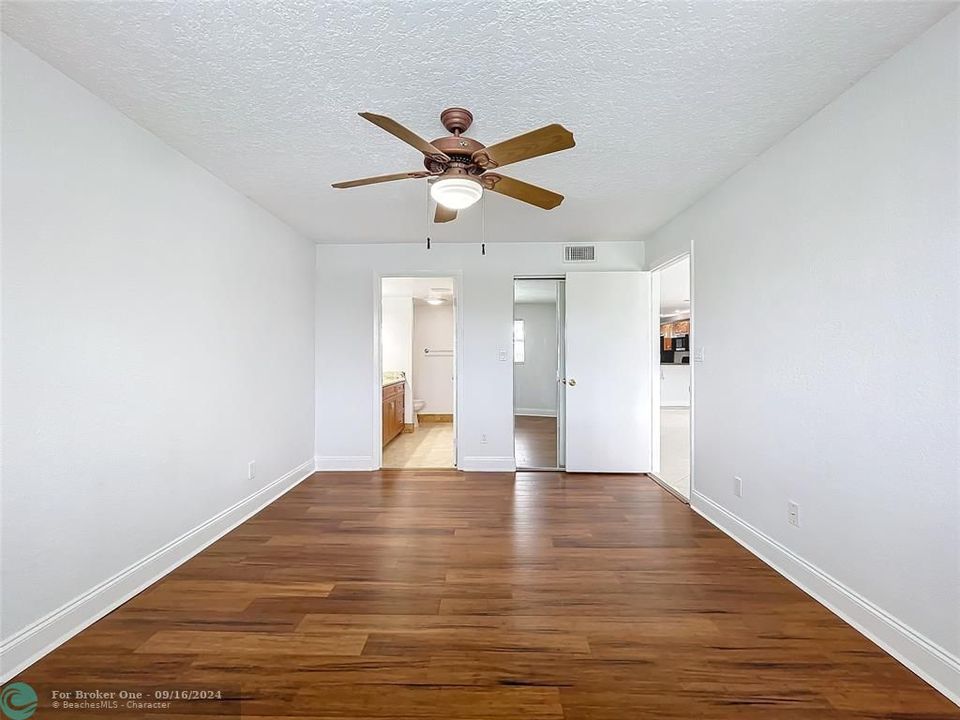 For Sale: $219,000 (2 beds, 2 baths, 965 Square Feet)