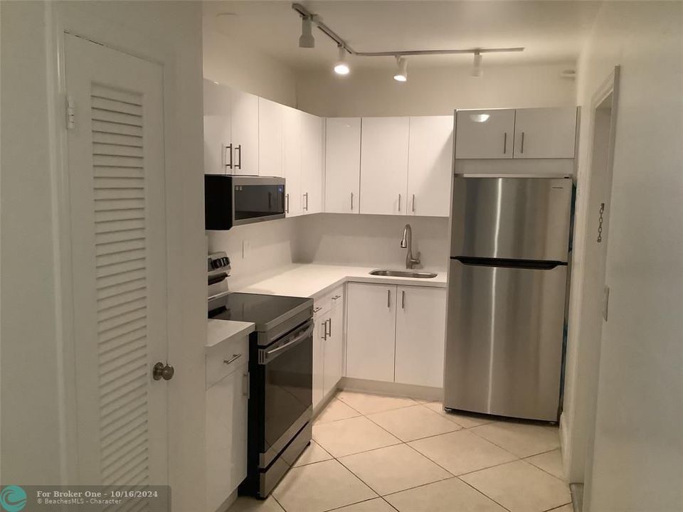 For Rent: $1,800 (1 beds, 1 baths, 685 Square Feet)