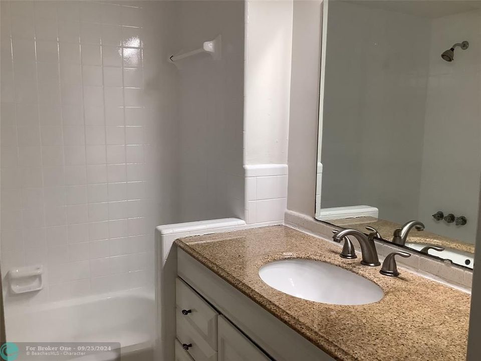 For Rent: $1,800 (1 beds, 1 baths, 685 Square Feet)