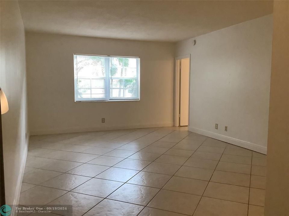 For Rent: $1,800 (1 beds, 1 baths, 685 Square Feet)