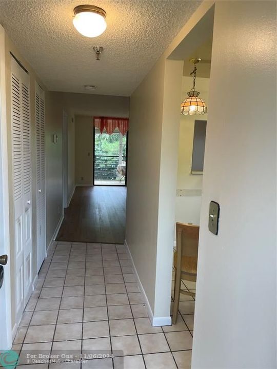 For Rent: $1,600 (1 beds, 1 baths, 900 Square Feet)