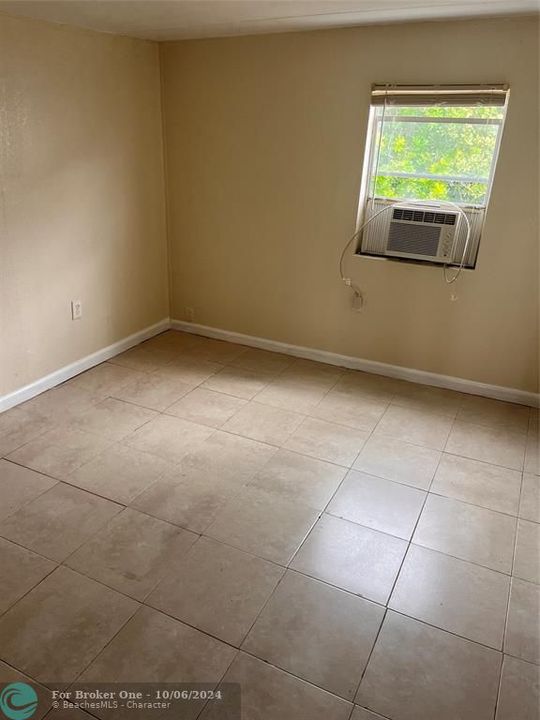 For Rent: $2,100 (3 beds, 1 baths, 738 Square Feet)