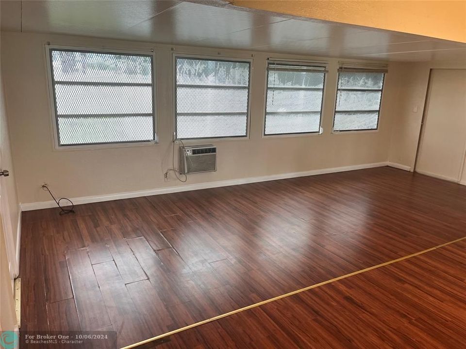 For Rent: $2,100 (3 beds, 1 baths, 738 Square Feet)