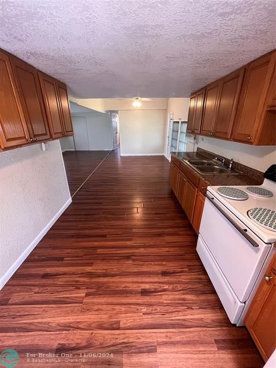 For Rent: $2,100 (3 beds, 1 baths, 738 Square Feet)