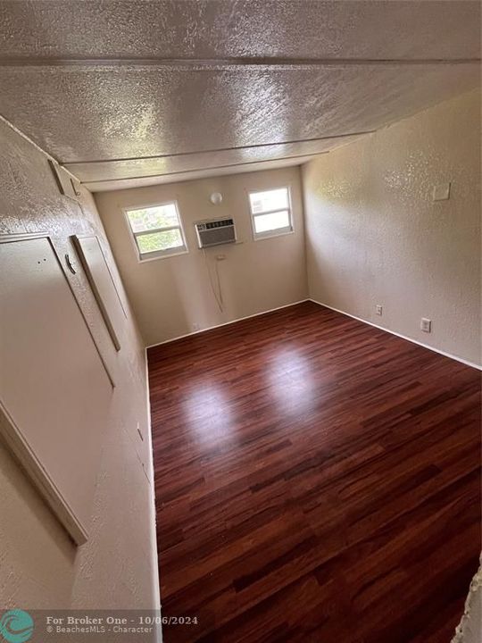 For Rent: $2,100 (3 beds, 1 baths, 738 Square Feet)