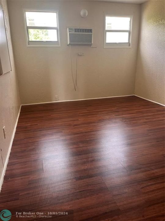 For Rent: $2,100 (3 beds, 1 baths, 738 Square Feet)