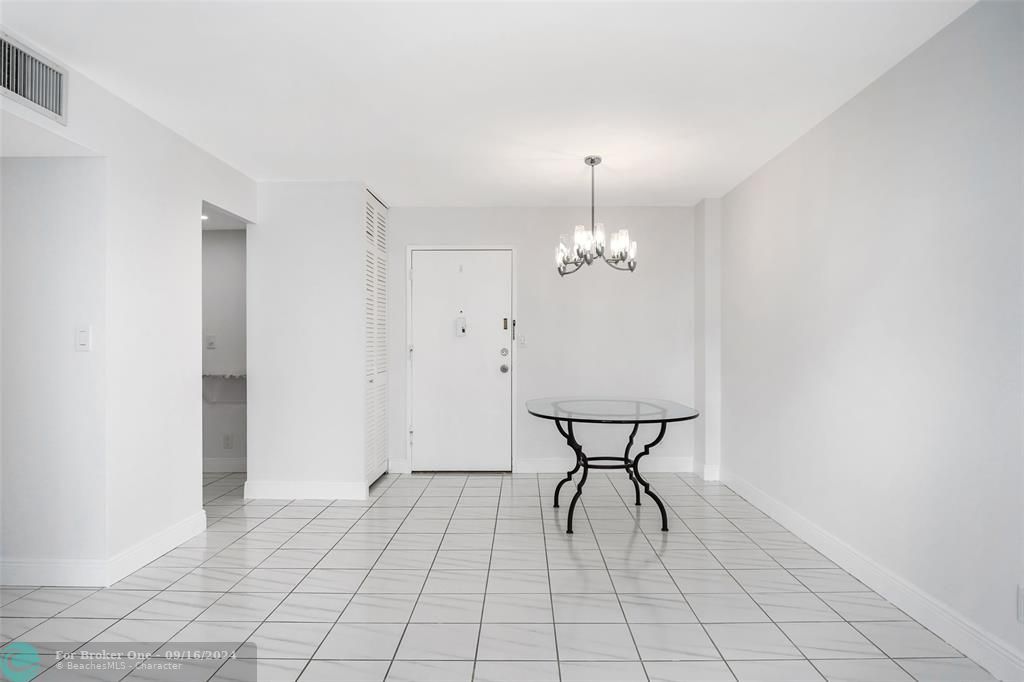 For Sale: $259,000 (1 beds, 1 baths, 700 Square Feet)